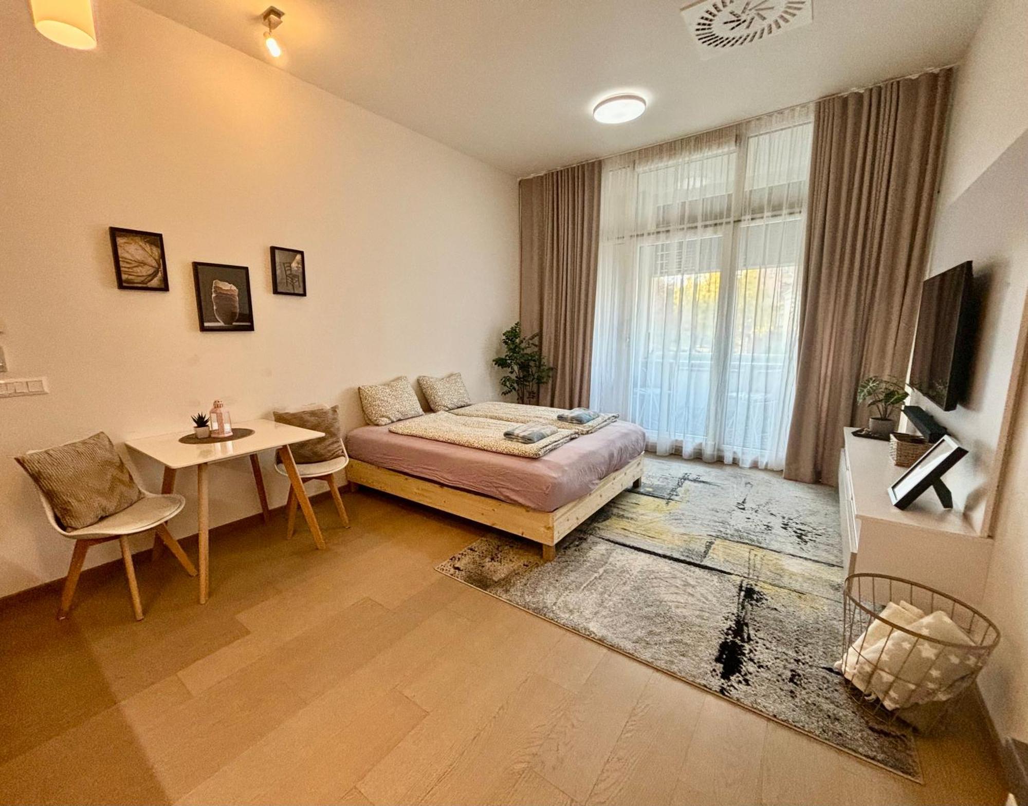 New, Beautiful Apt With Parking In Best Location! Bratislava Esterno foto