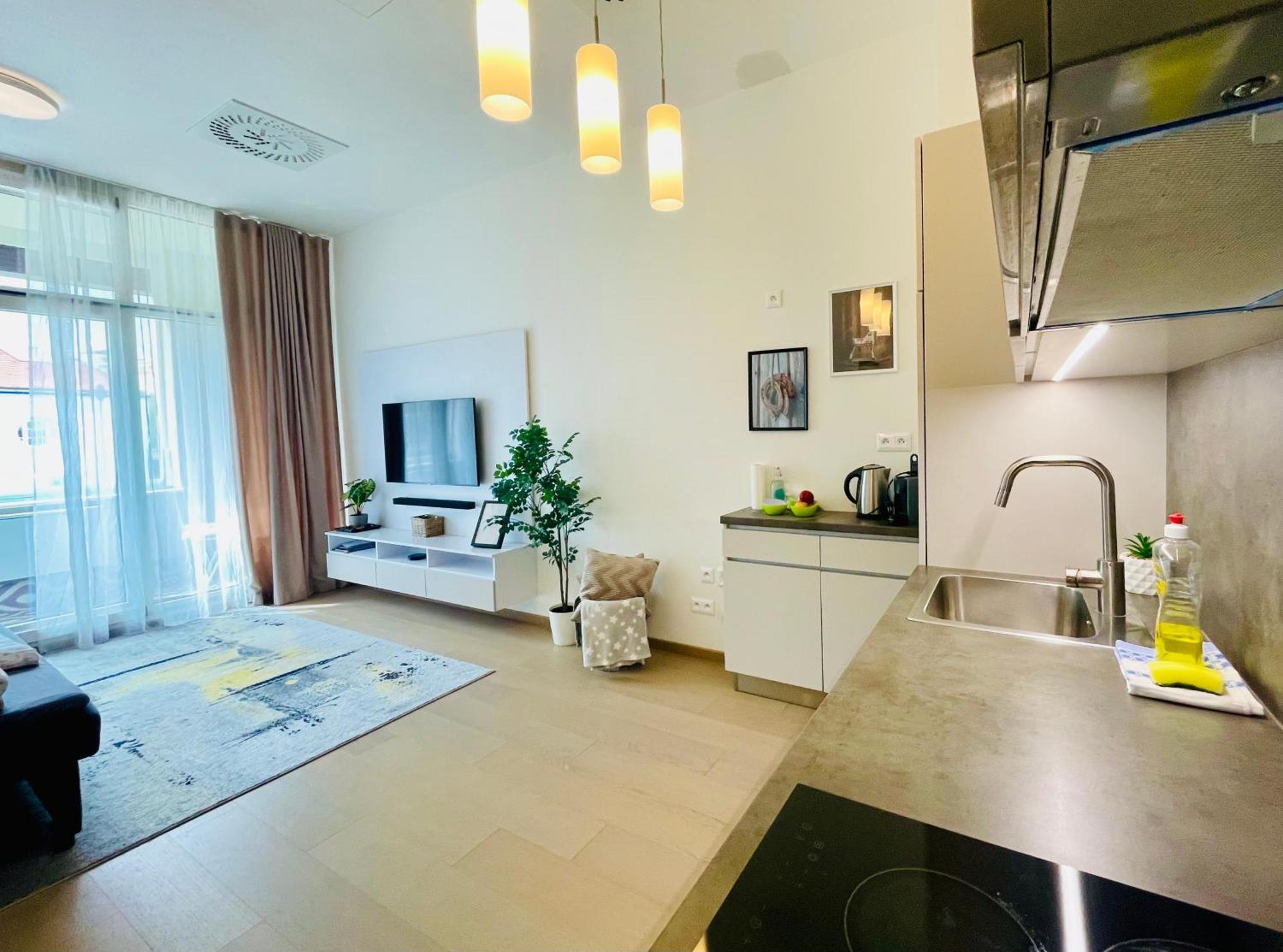 New, Beautiful Apt With Parking In Best Location! Bratislava Esterno foto